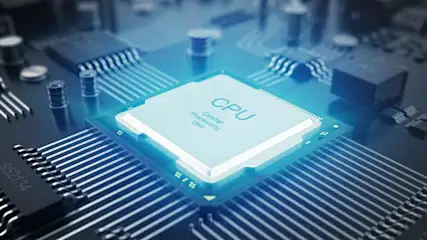 Nahaufnahme einer Computerplatine mit CPU, Chips und Leiterbahnen in Blau- und Schwarztönen.