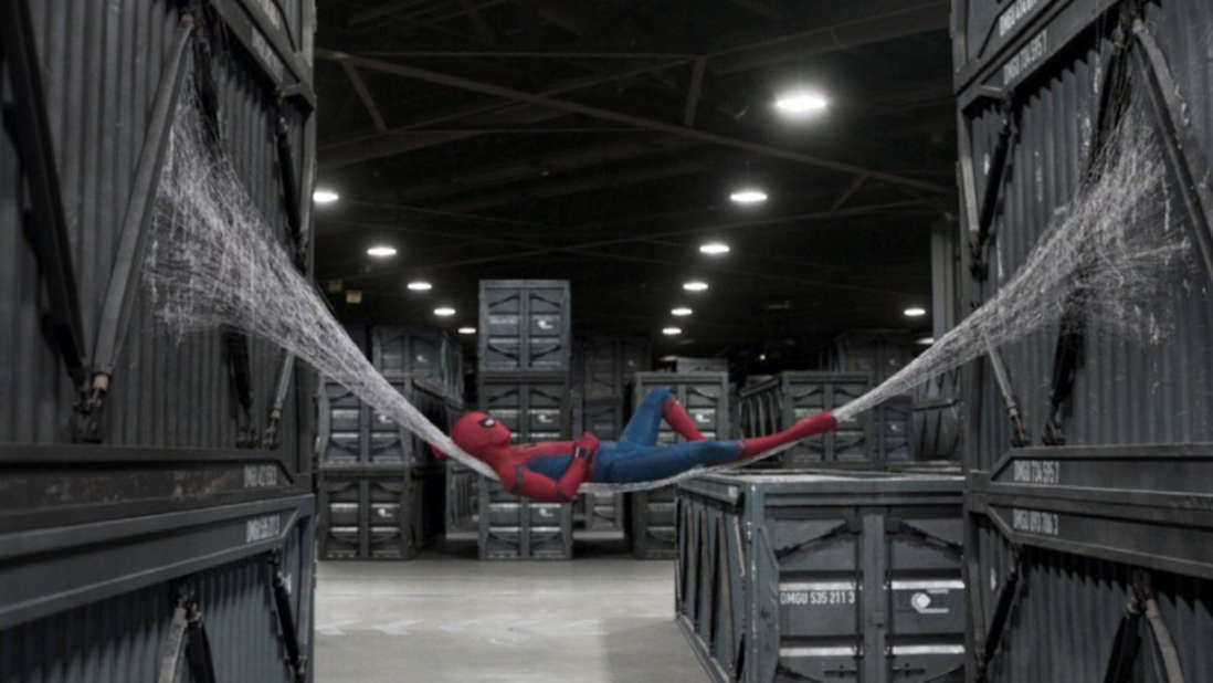 Spider-Man liegt in einer Hängematte aus einem Spinnennetz.