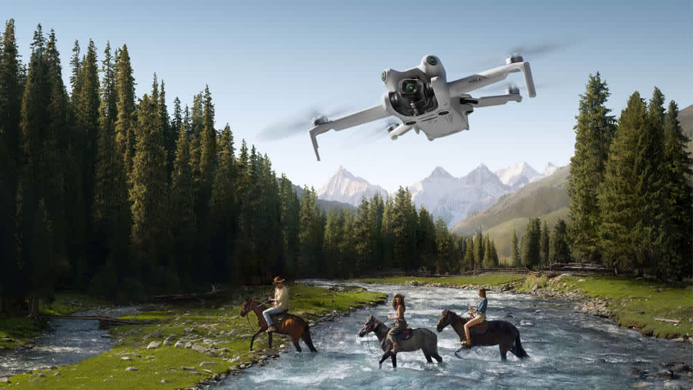 Eine DJI-Mini-4-Pro-Drohne fliegt über einem Fluss.