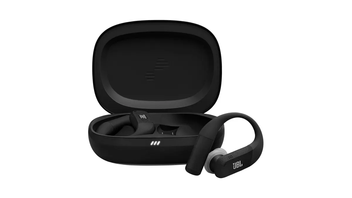 Die In-Ear-Bluetooth-Kopfhörer JBL Endurance Peak 4 in ihrem Ladecase.