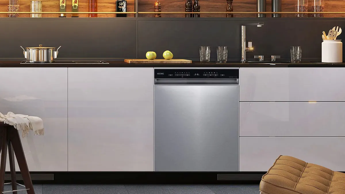 Der unterbaufähige Geschirrspüler KOENIC KDW 6041-1 C BU ist in eine Küchenzeile mit weißen Fronten integriert.