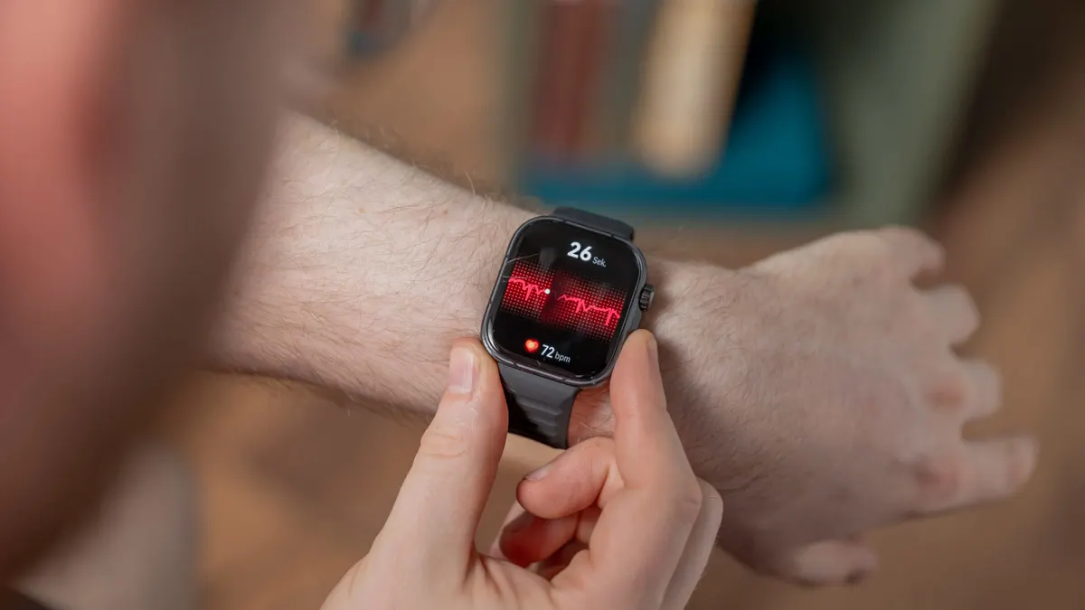 Michael führt auf der Huawei Watch Fit 5 Pro eine EKG-Messung durch.