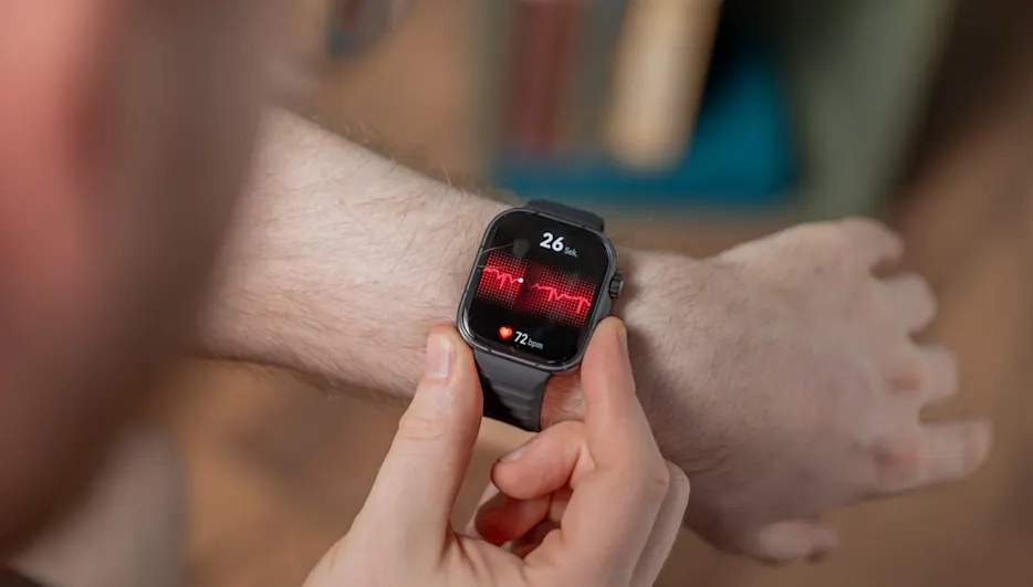 Michael führt auf der Huawei Watch Fit 5 Pro eine EKG-Messung durch.