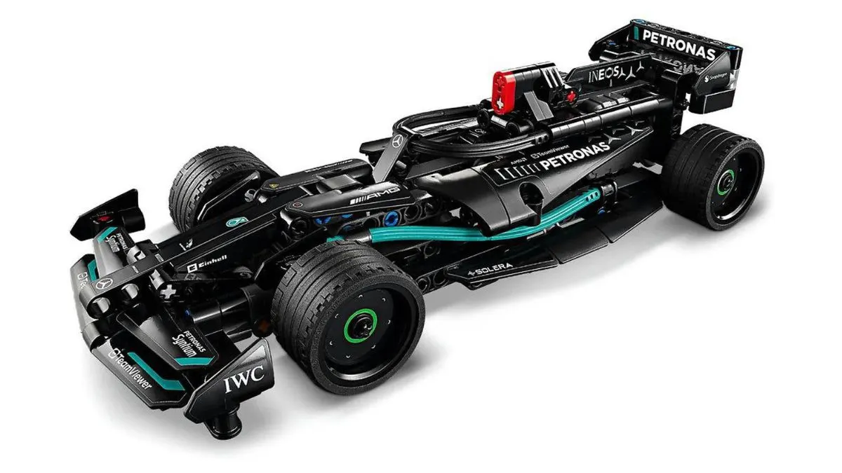 Schwarzes Formel-1-Auto mit Logos von Petronas, AMG, IWC und TeamViewer auf weißem Hintergrund. Es hat grüne Akzente und rote Details.