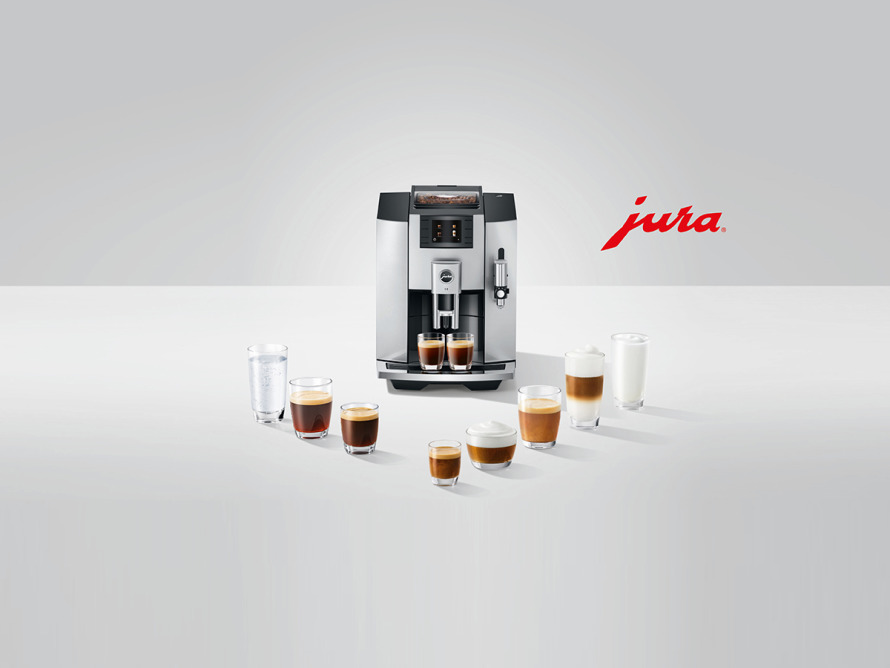 Jura E8 Markenwelt Kaffeevollautomat mit verschiedenen Kaffeekreationen.