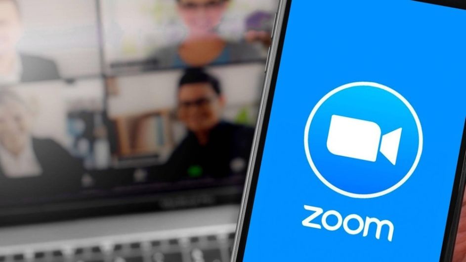 Das Zoom-Logo erscheint auf dem Display eines Smartphones.