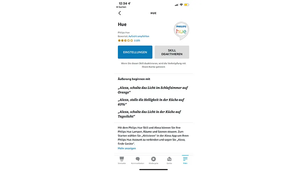 Ein Smartphone-Bildschirm zeigt die Philips Hue App mit den Optionen "Einstellungen" und "Skill deaktivieren". Sprachbefehle sind aufgelistet.