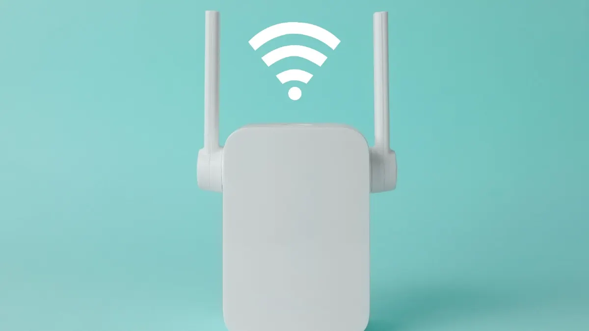 Ein WLAN-Repeater vor neutralem Hintergrund.