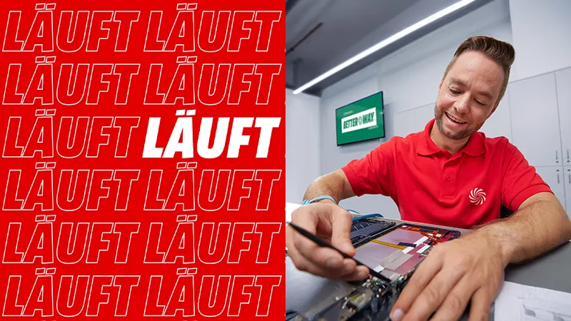 Service-Mitarbeiter bei der Geräte-Reparatur.