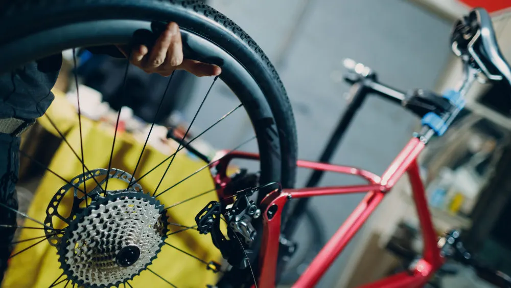 Ein Fahrrad ist auf einem Montageständer befestigt.