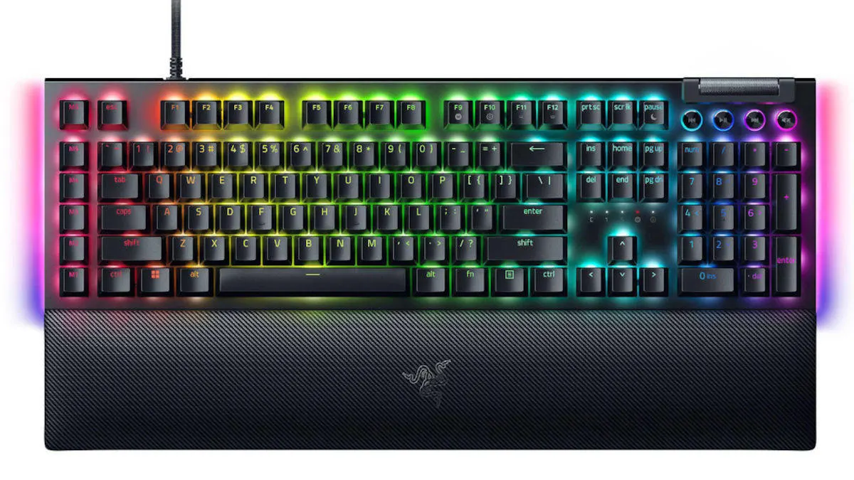 Die Razer BlackWidow V4 vor weißem Hintergrund.