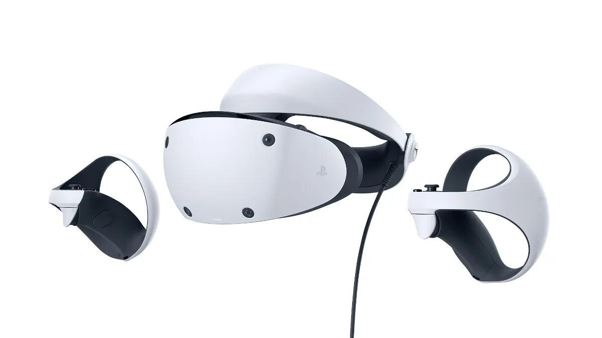 Die Playstation VR2 mit Controllern vor einem weißen Hintergrund.