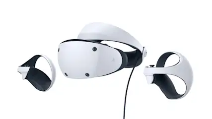 Die Playstation VR2 mit Controllern vor einem weißen Hintergrund.