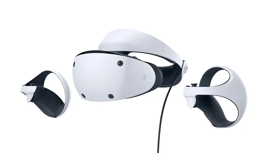 Die Playstation VR2 mit Controllern vor einem weißen Hintergrund.
