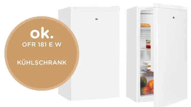 Δύο λευκά ψυγεία, το ένα κλειστό και το άλλο με την πόρτα ανοιχτή, γεμάτα με τρόφιμα. Μια καφέ ετικέτα γράφει: "ok. Ψυγείο OFR 181 EW".
