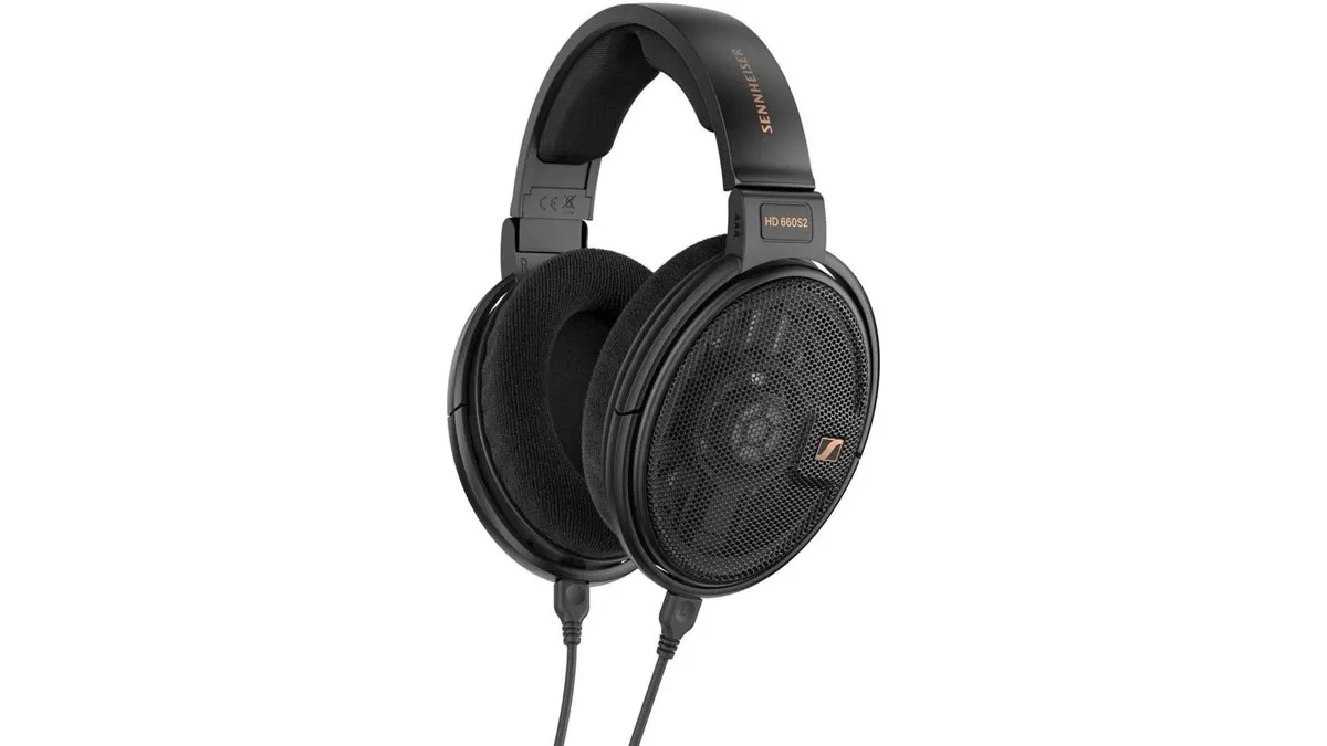 Der Sennheiser HD 660S2 vor weißem Hintergrund.