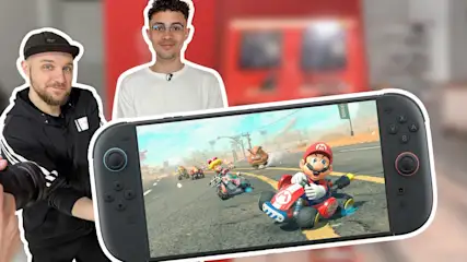 Ilias und Frodo stehen neben einer gigantischen Nintendo Switch 2.