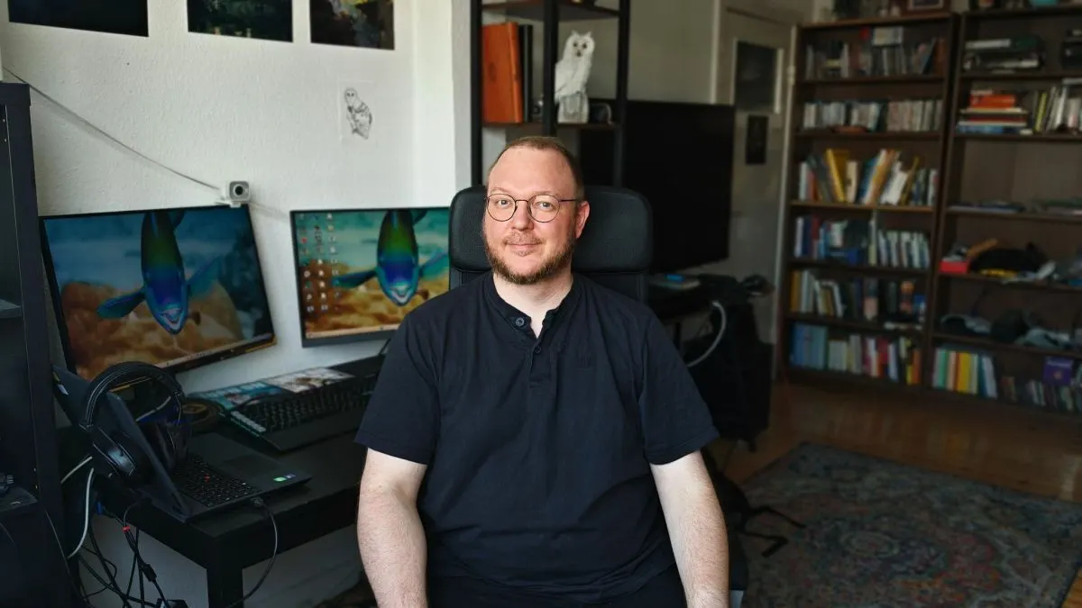 Andreas sitzt im Home-Office vor einem IPS-Monitor (links) und einem VA-Monitor.