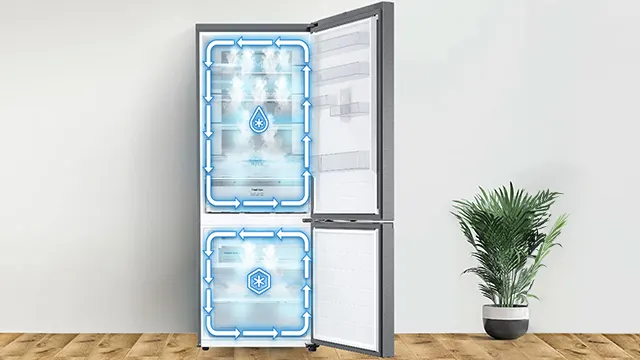 Ein grauer Kühlschrank mit zwei geöffneten Türen steht auf einem Holzboden, daneben eine Topfpflanze vor einer weißen Wand. Blaue Pfeile zeigen die Kühlfunktion.