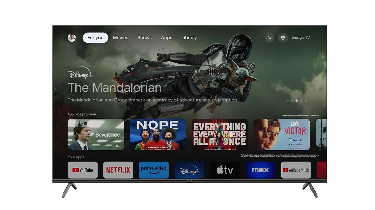 Ein Smart-TV zeigt ein Menü mit Apps wie YouTube, Netflix, Prime Video und Disney+. Oben sind Filmtitel wie "The Mandalorian".