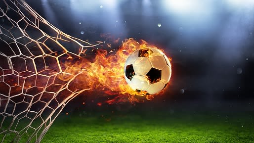 Fußball fliegt brennend durch das Tornetz