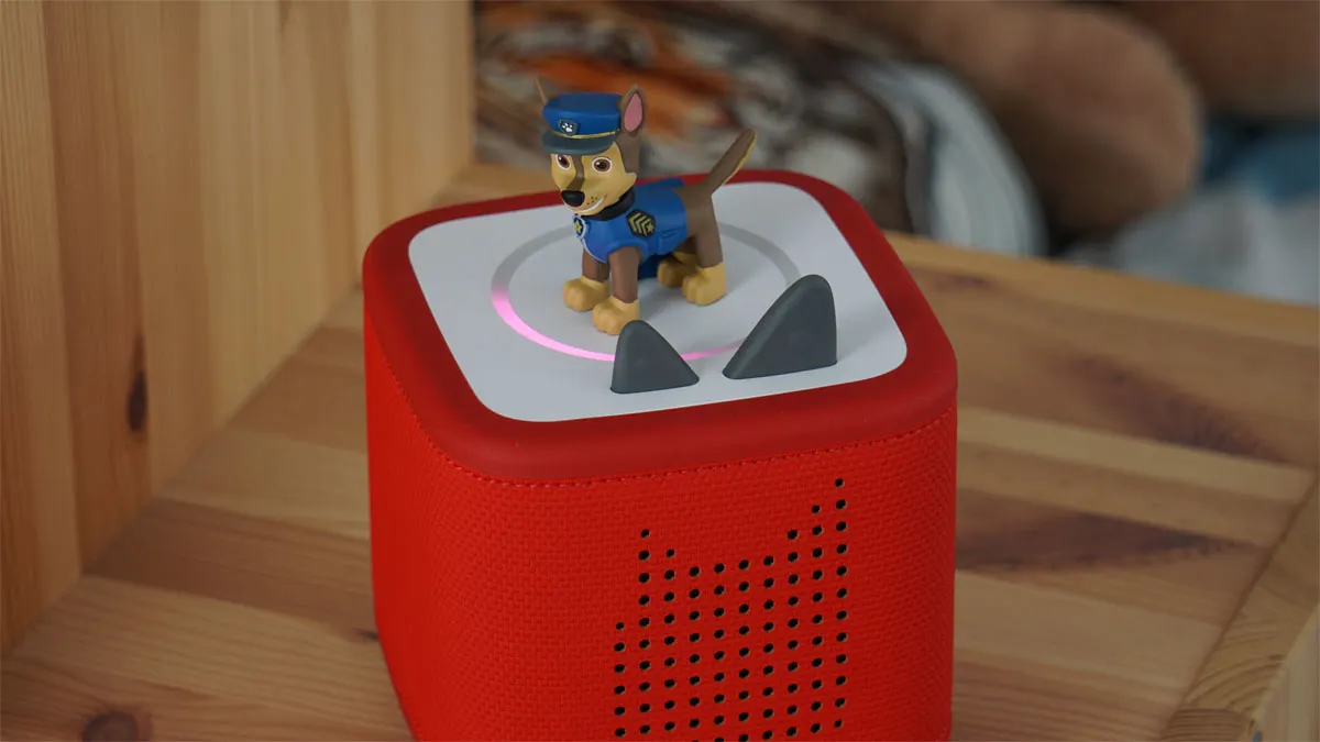 Der LED-Ring der Toniebox 2 leuchtet beim Abspielen eines „Paw Patrol“-Tonies.