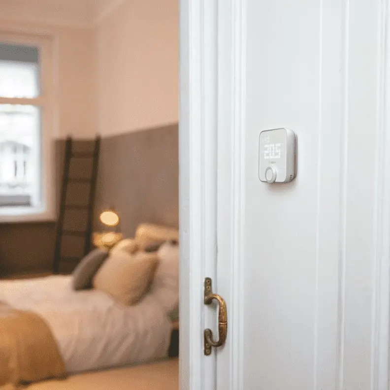 Das BOSCH Smart Home II Raumthermostat funktioniert auf smarte Weise.