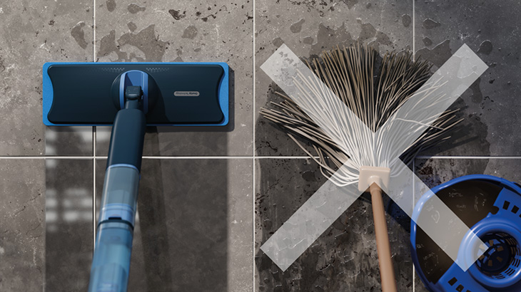 Ein blauer Philips OneUp Mopp steht auf grauen Fliesen. Ein traditioneller Mopp mit Eimer ist mit einem weißen X übermalt. 