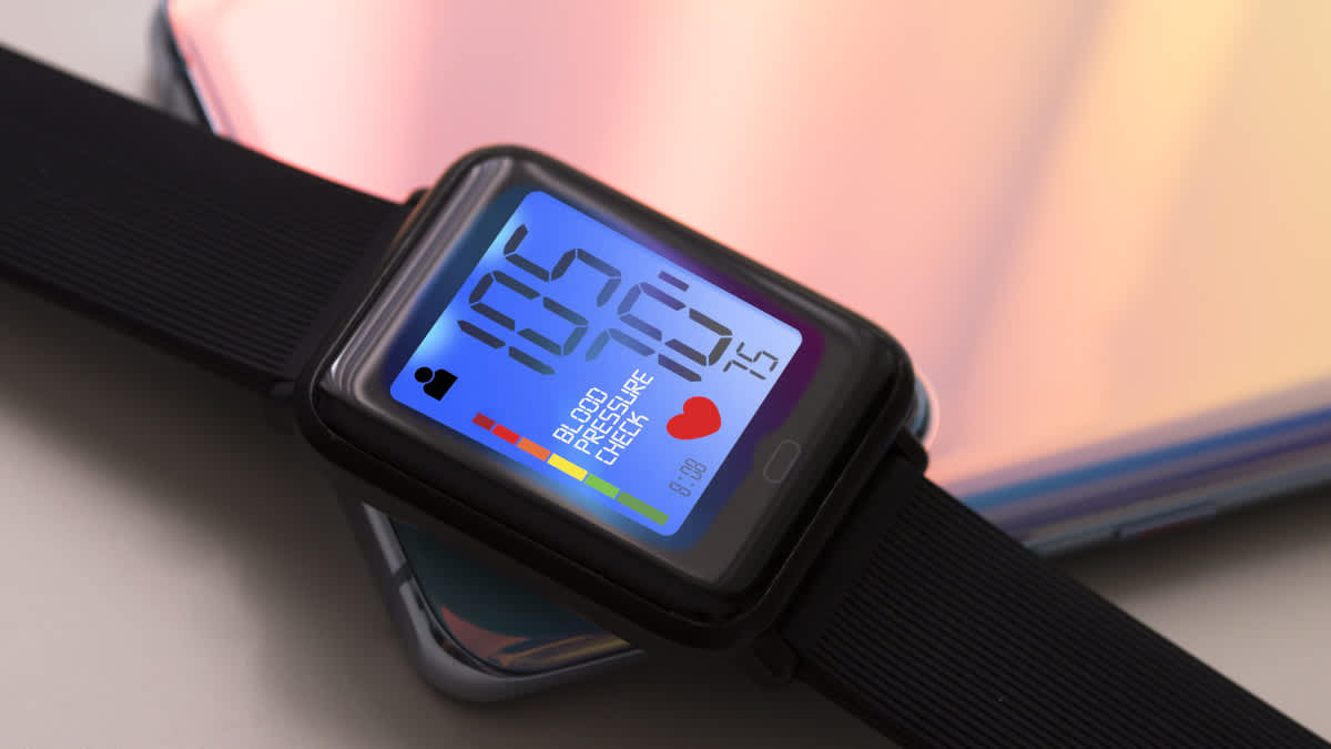 Eine Smartwatch zeigt die Herzfrequenz auf dem Display an.