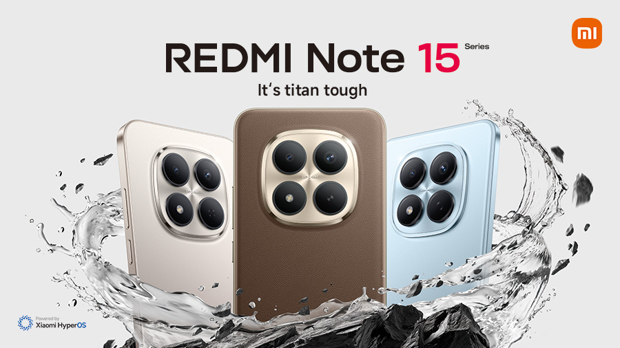 Werbebanner für Xiaomi REDMI Note 15 Series mit dem Slogan 'It's titan tough', drei Smartphones in verschiedenen Farben mit Quad-Kamera, umgeben von Wassersplash zur Darstellung der Wasserfestigkeit