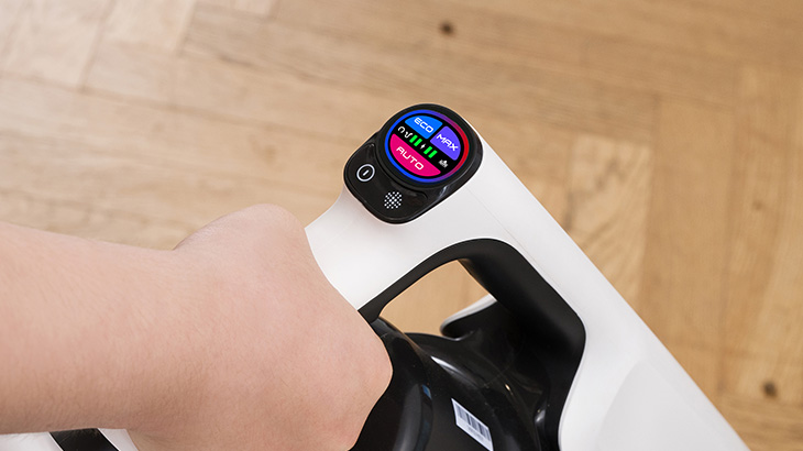 Ein Staubsauger mit digitaler Anzeige zeigt den Automatikmodus, 16 Prozent Leistung und eine Akkulaufzeit von 01 Minute an.