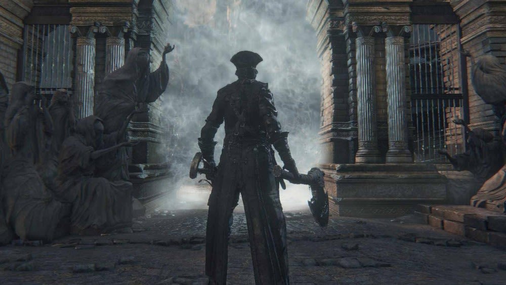 Der Held in Bloodborne steht vor einer Nebelwand.