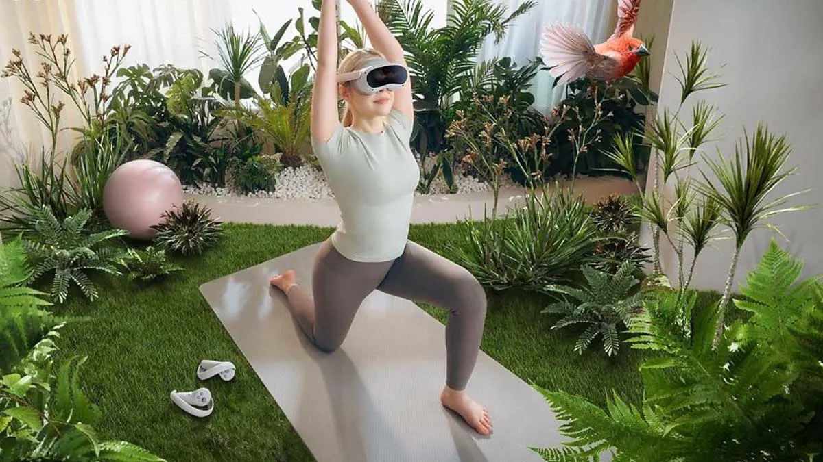 Eine Frau steht auf einer Yogamatte und macht Yoga. Sie ist in einem Zimmer, aber es sieht aus wie ein Garten mit vielen Pflanzen und einem Vogel.