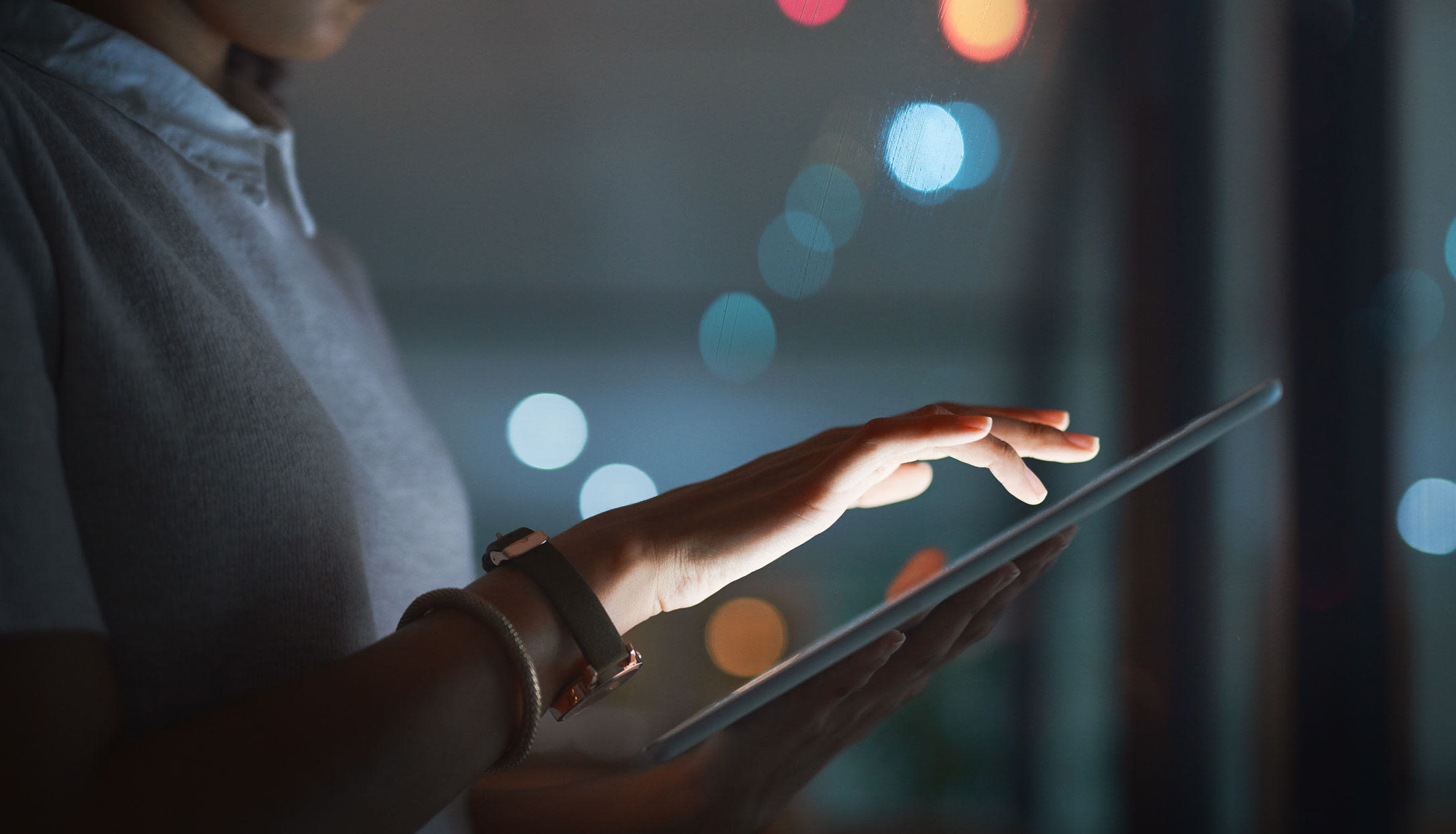 Tablet, Frau, Nachts, Touchbildschirm
Urheber: Getty Images / Jay Yuno