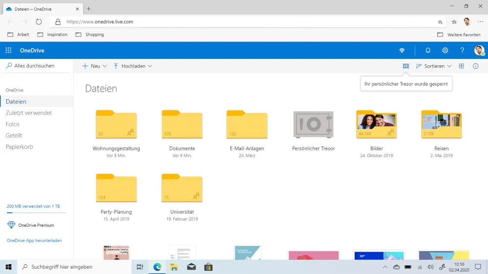 OneDrive-Fenster mit gelben Ordnern und Tresor-Symbolen. Die Ordner sind benannt mit "Wohnungsgestaltung", "Dokumente", "Bilder" und "Reisen".
