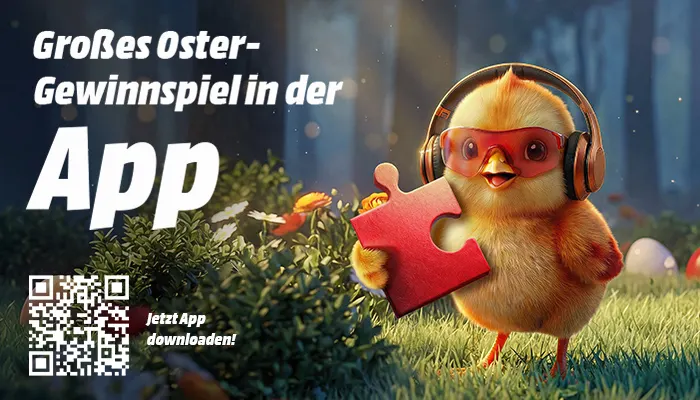 Küken mit Kopfhörern hält ein rotes Puzzleteil auf einer Waldlichtung, umgeben von Gras, Blumen und bunten Eiern. Nur bis zum 05.04.; QR-Code rechts.