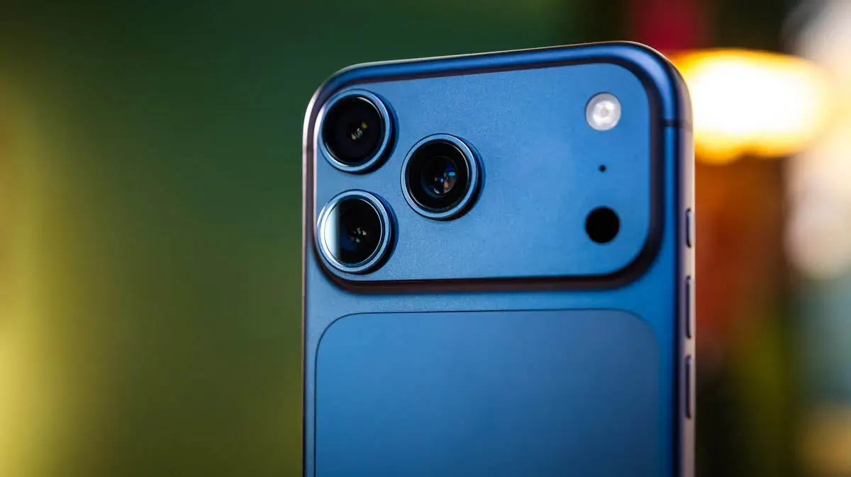 Die Rückseite des iPhones 17 Pro Max mit dem Kameramodul im Fokus.