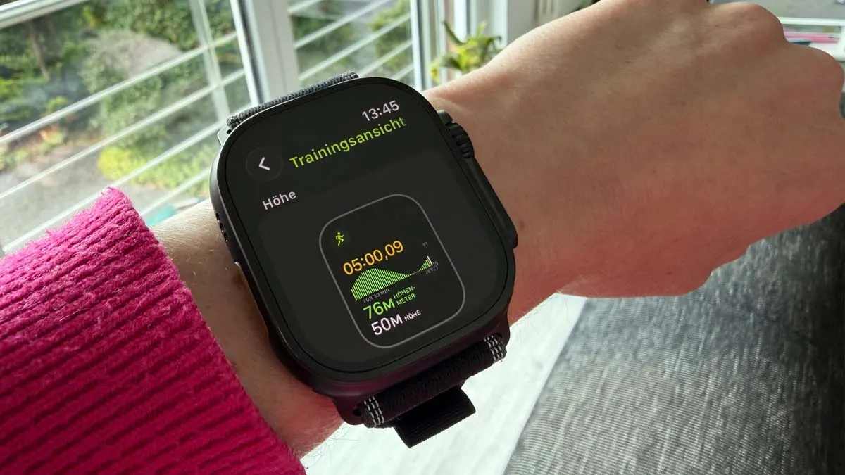 Franzi passt die Trainingsansichten auf der Apple Watch Ultra 3 an.