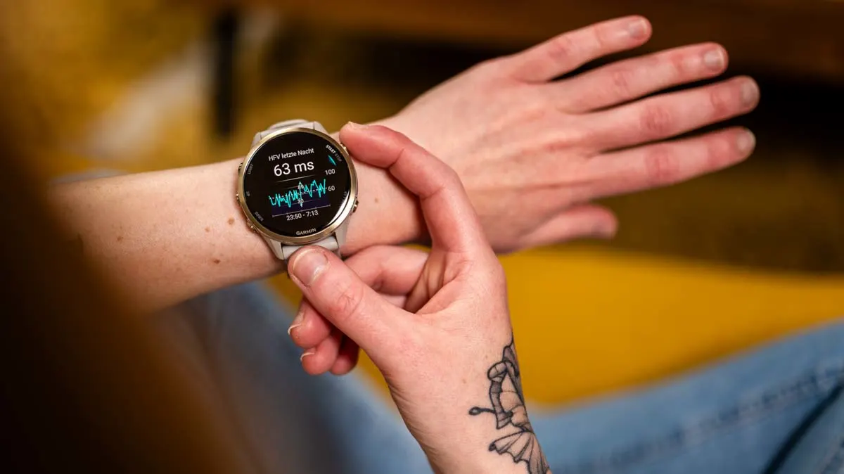 Franzi schaut sich die HRV der vergangenen Nacht auf ihrer Smartwatch an.