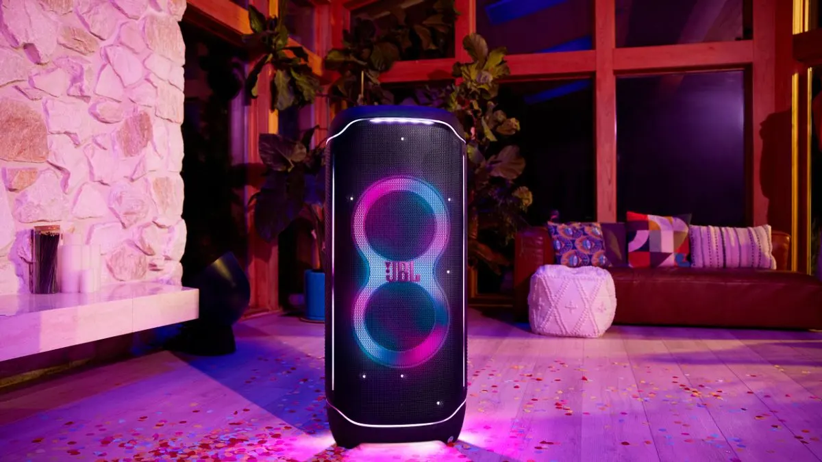 Die Partybox JBL PartyBox Ultimate steht in einem Wohnzimmer mit aktivierter LED-Beleuchtung. Auf dem Boden liegt Konfetti.