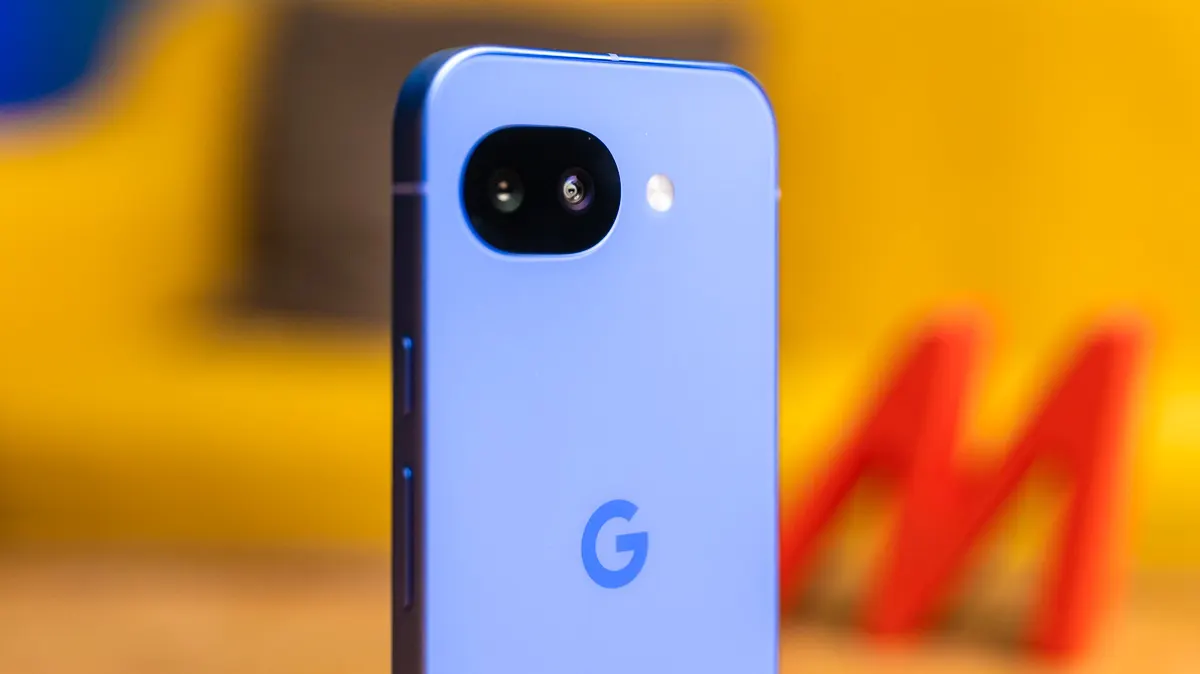 Die Rückseite des Pixel 10a in der Farbe Lavender mit Fokus auf die Kamera.