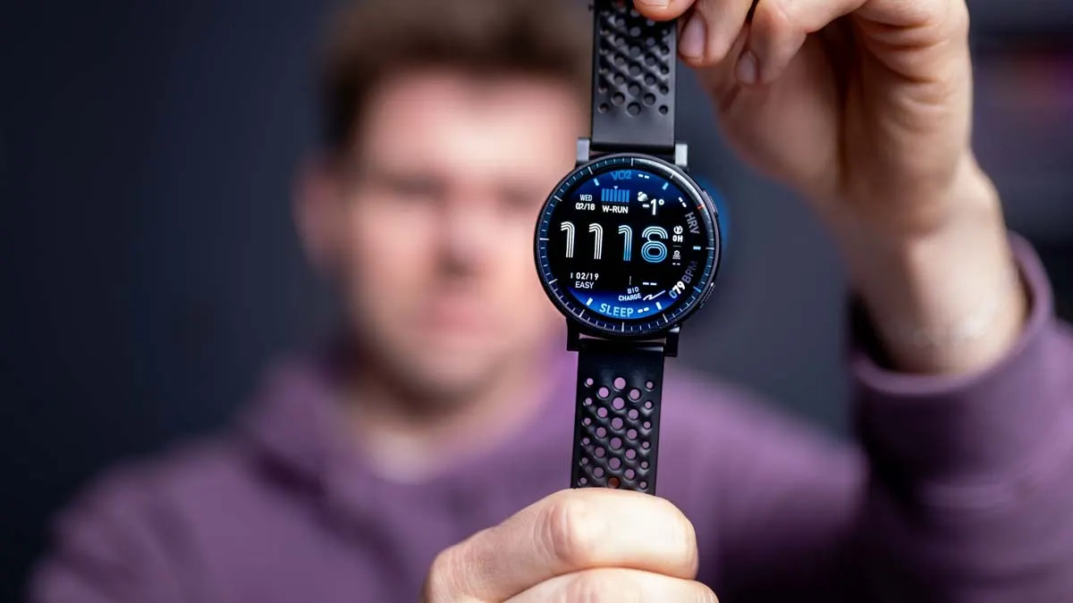 Niklas hält die Amazfit Active Max in die Kamera.