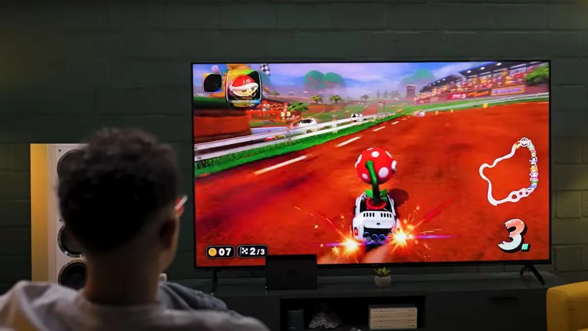 TURN ON Moderator Ilias zockt Mario Kart mit der Nintendo Switch 2 auf einem Fernseher.