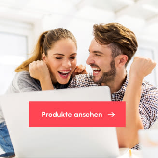 Zwei Personen jubeln begeistert vor einem Laptop, im Vordergrund ein Button mit der Aufschrift „Produkte ansehen“.