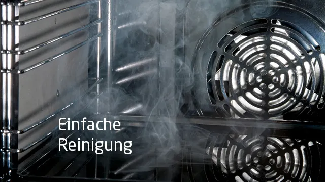 Ein Ofeninnenraum mit Gitterrosten und einem runden Ventilator ist sichtbar, Dampf steigt auf. Text: Einfache Reinigung.