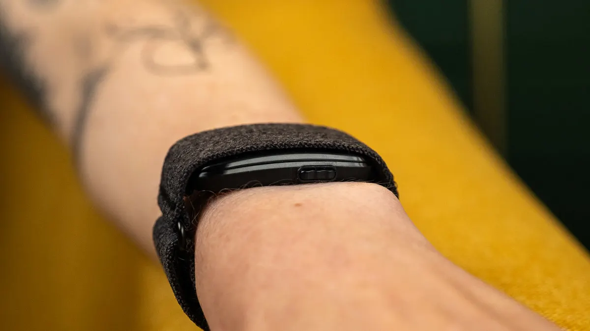 Das Garmin Cirqa an Franzis Handgelenk, zu sehen in der Seitenansicht mit der physischen Taste am Tracker-Modul.