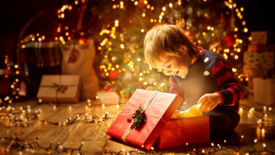 Junge öffnet Weihnachtsgeschenk