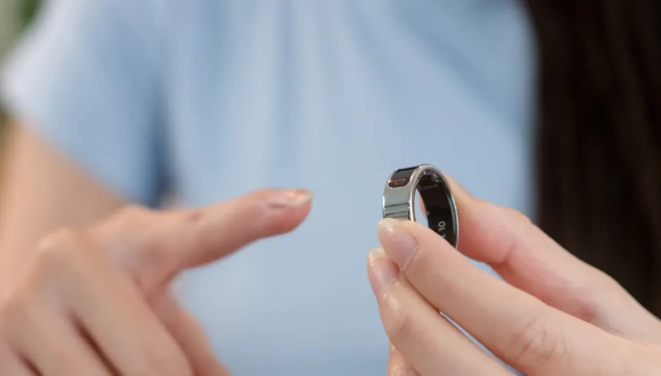 Eine Frau steckt einen Smart-Ring auf ihren rechten Zeigefinger. (Adobe Stock, Datei Nr.: #1780928748)
