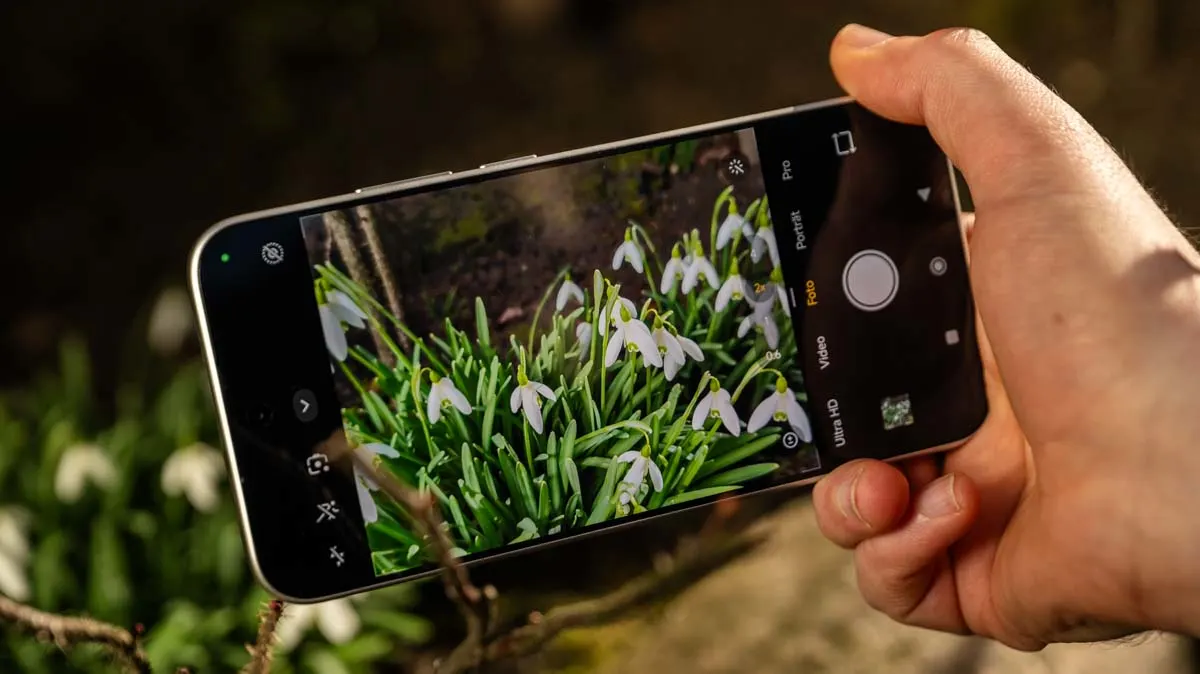 Michael fotografiert mit dem Xiaomi Redmi Note 15 Pro 5G Schneeglöckchen.