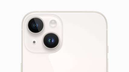 Die Rückseite des iPhone 14 Plus mit der Kamera.